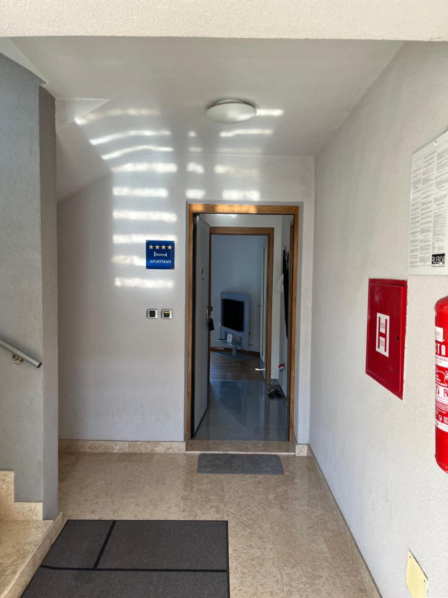Alessia Apartments-Top Location And Garage Parking 로비니 객실 사진