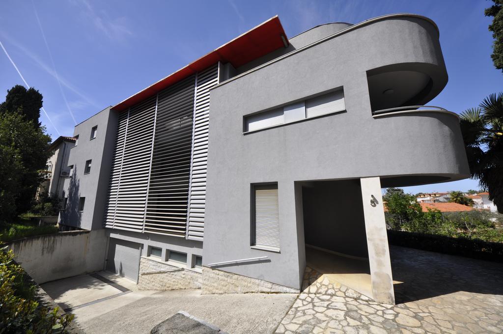 Alessia Apartments-Top Location And Garage Parking 로비니 외부 사진