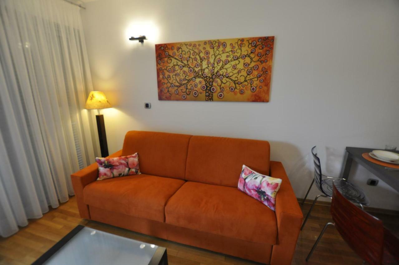 Alessia Apartments-Top Location And Garage Parking 로비니 외부 사진